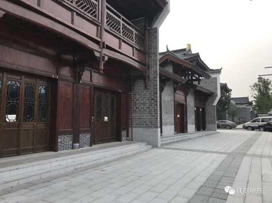 街道两侧大量空置的商铺贴满了招租广告&nbsp;图片来源：镁编摄