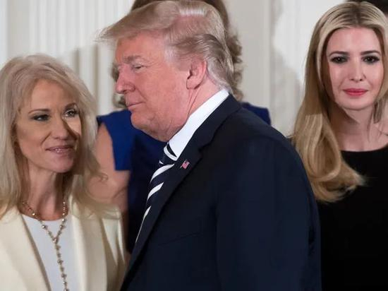  ·&nbsp;康威（左）和伊万卡（右）站在特朗普两边。
