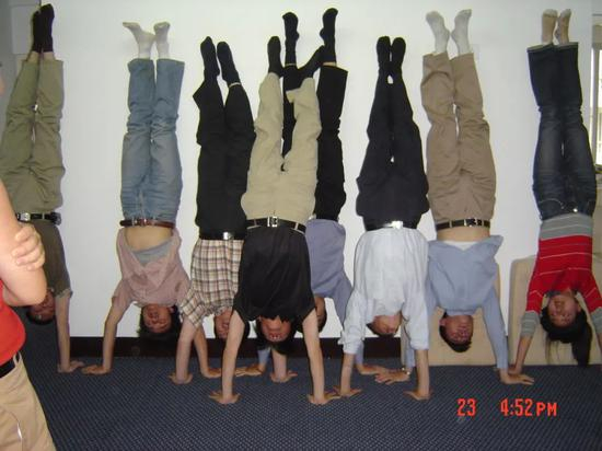  （淘宝早期员工集体倒立）