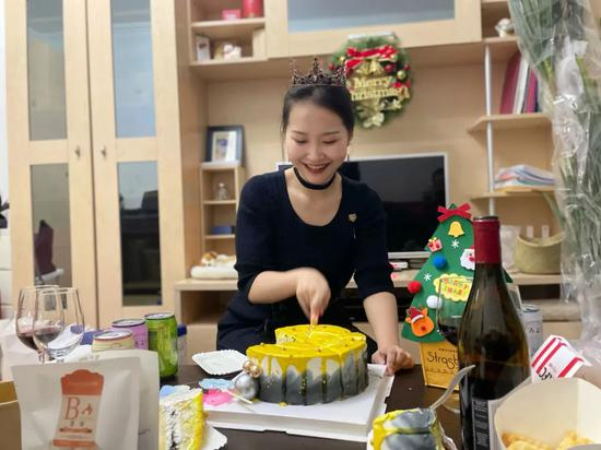 作者在新租的房子里过生日。本文图片均由作者提供。