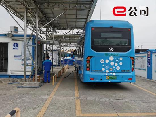 飞驰汽车生产的氢能公交驶入加氢站内，加满一辆车大约需要10分钟