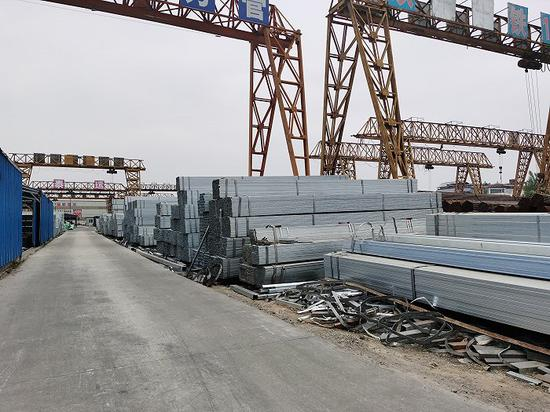 小八里钢材市场装车冷清 拍摄：王勇