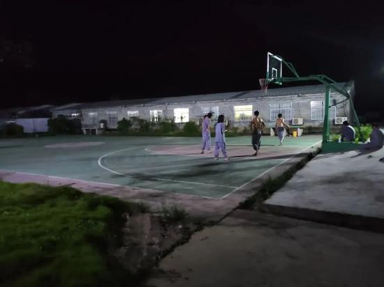 猪场生活区的篮球场。受访者供图。