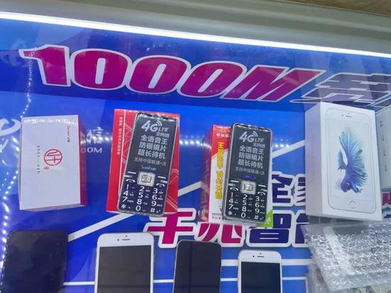 河北省燕郊开发区一家手机店展示的功能机&nbsp;图&nbsp;/ 燃财经拍摄