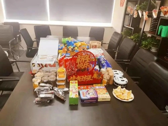 图 | 办公室里的年会物资
