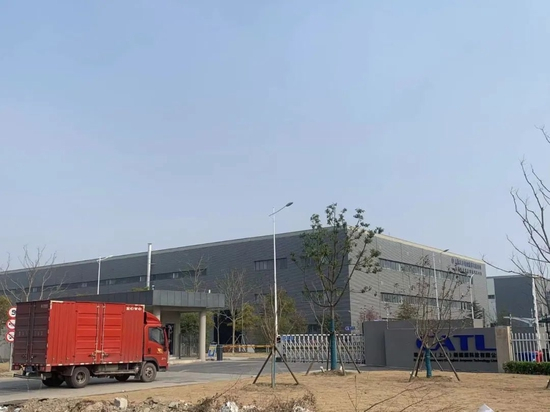 　（图片：宁德时代上海电池模组基地门口）