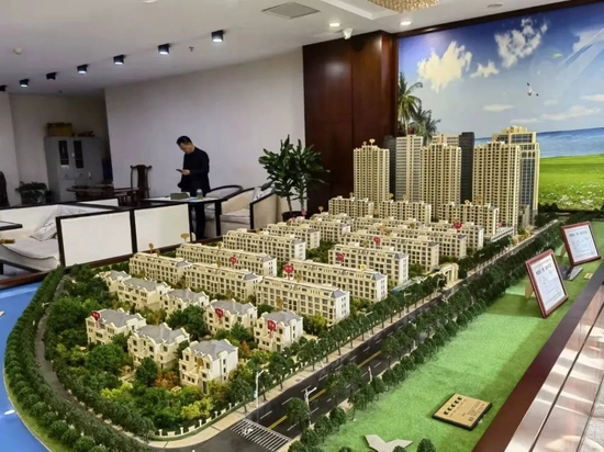 　仅有三两名工作人员的“塞纳河畔”售楼处