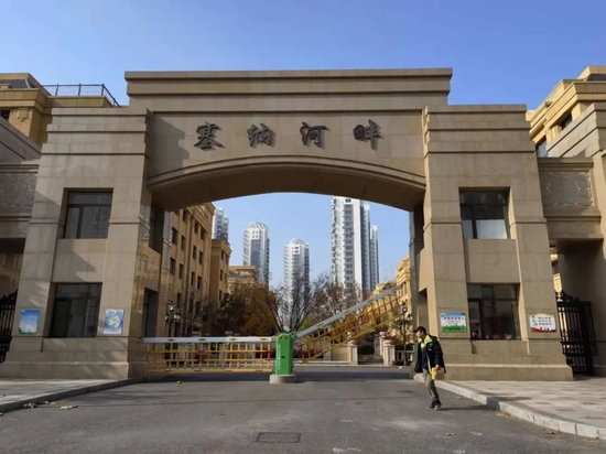 债务风波下的”塞纳河畔“略有几分冷清与萧条