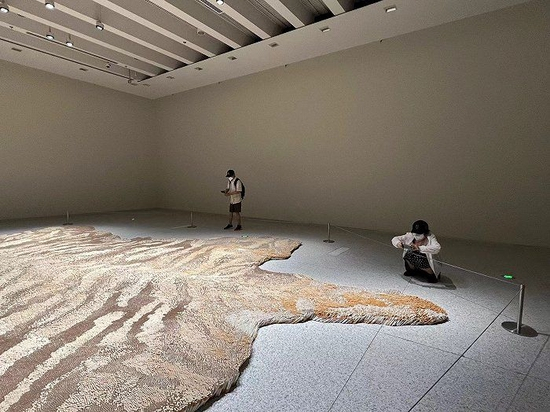 观众参观浦东美术馆的艺术展品。