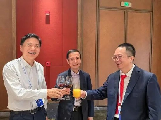 “AI三巨头”&nbsp;张勇和李彦宏、周鸿祎合影