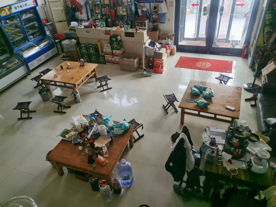  被处罚的菜馆一楼只有3张餐桌（当事人供图）