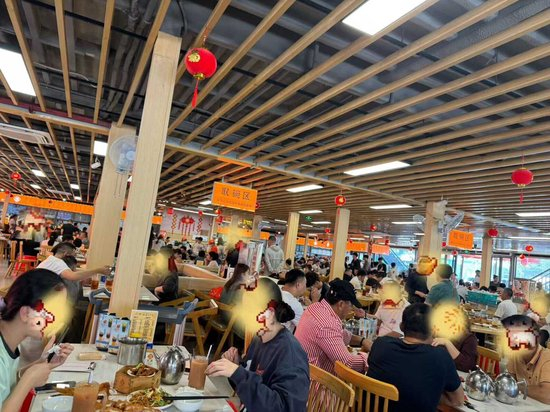 图10：一座难求的文昌清星老爸茶园实拍 　　资料来源：实地拍摄，申万宏源研究