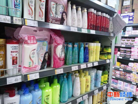 超市货架上摆放的拉芳洗护产品。中新经纬闫淑鑫摄