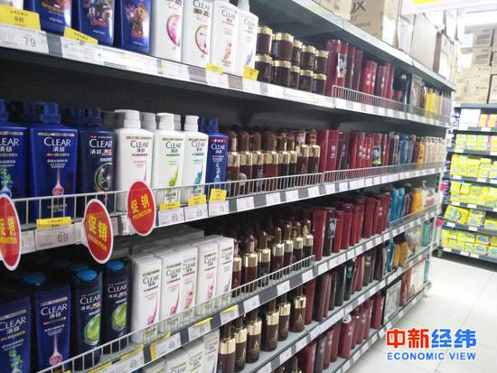 超市货架上的日化产品。中新经纬闫淑鑫摄
