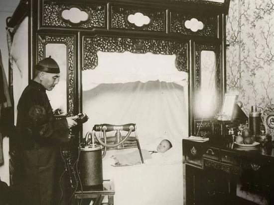 清代老照片中的飞利浦X光机