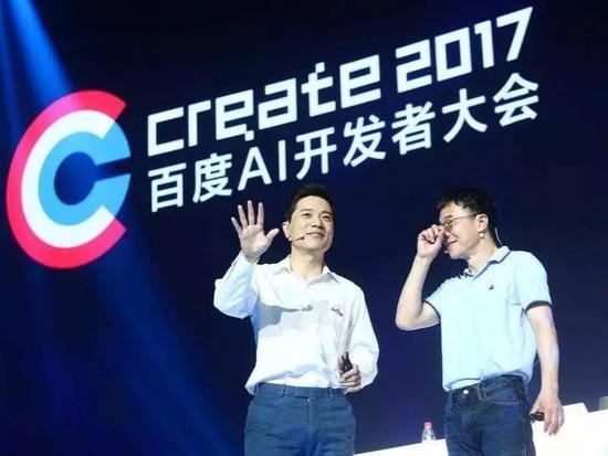 李彦宏（左）和陆奇（右）