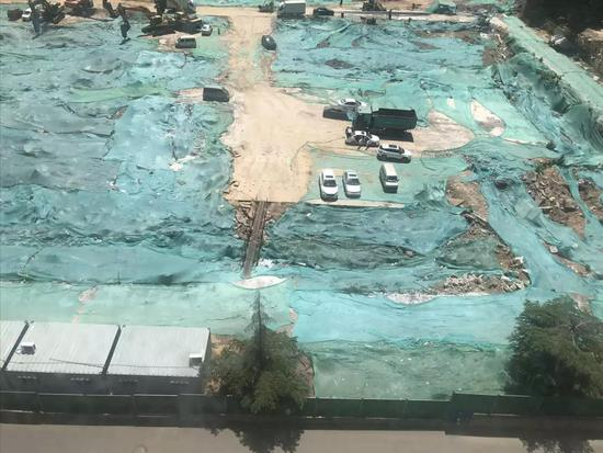 施工地点距离中垠雅苑小区仅隔着一条窄路。李叶/摄