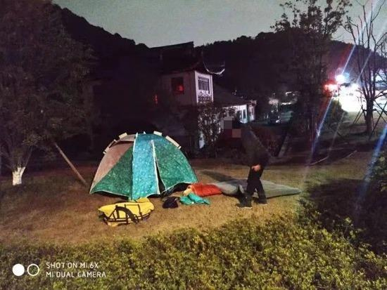 湖北男子在湘湖景区搭帐篷准备过夜。湘湖景区执法中心供图