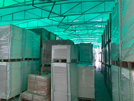 贤俊龙仓库中原材料“堆积如山”