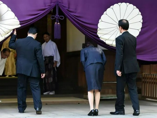 ▲2015年4月23日，时任日本总务大臣的高市早苗（右二）抵达靖国神社。图/新华社