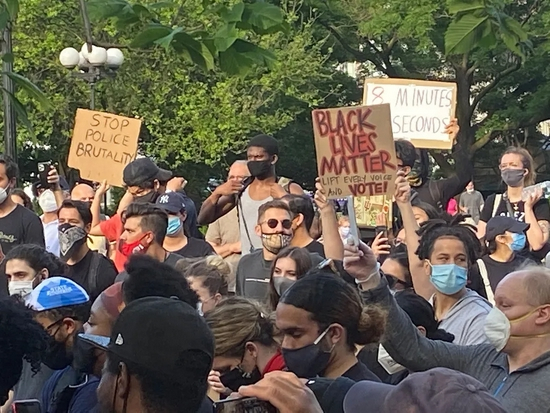  © 联合国新闻/Antonio Lafuente&nbsp;|&nbsp;在乔治·弗洛伊德被杀害之后，抗议者聚集在纽约联合广场，要求司法公正并抗议美国的种族主义