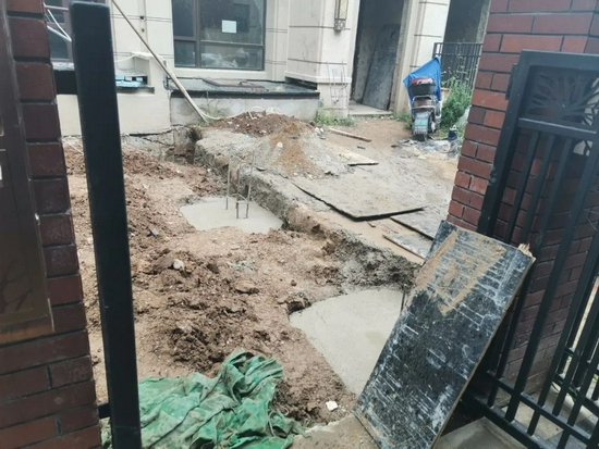 有的别墅砸穿承重墙，向外扩张一米多。