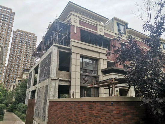 沈阳市大东区柳林二街旭辉东樾城别墅区，一栋别墅正在扩宽增高。