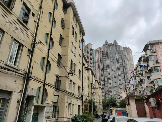 小区马路对面即为陆家嘴板块的豪宅项目——世茂滨江花园 吴典摄