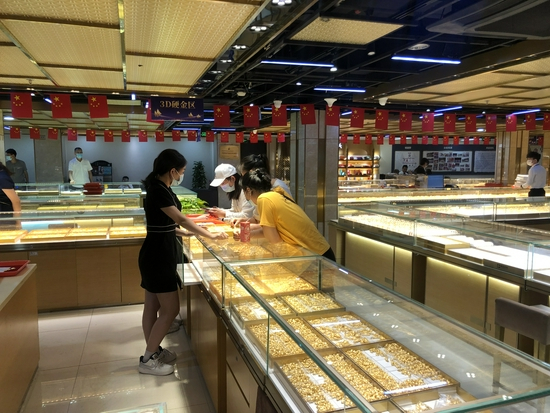 在林国春的黄金展厅选购的顾客 时代周报记者 石恩泽/摄