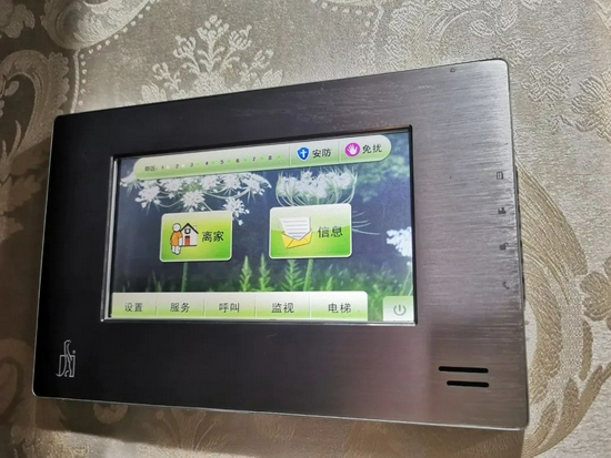 　业主家中的智能呼叫面板（吴典摄）