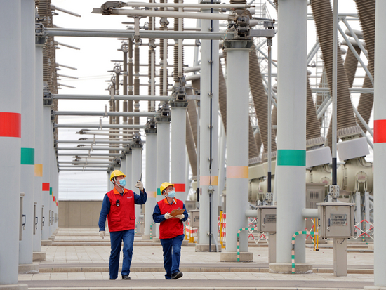 　▲国网新疆检修公司员工在±1100千伏昌吉换流站检查设备运行情况