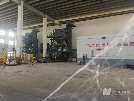 金正大临沭基地的复合肥车间，停机后的窗口，如今已经有了蜘蛛网。&nbsp;&nbsp;图片来源：每经记者 彭斐 摄