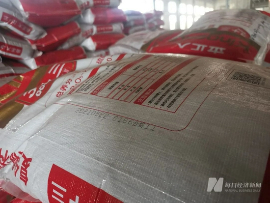 仓库内堆放的肥料，生产日期为半年前的5月份。&nbsp;图片来源：每经记者 彭斐 摄