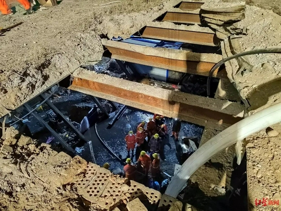 ▲矿井位于地下的巷道正在抽水