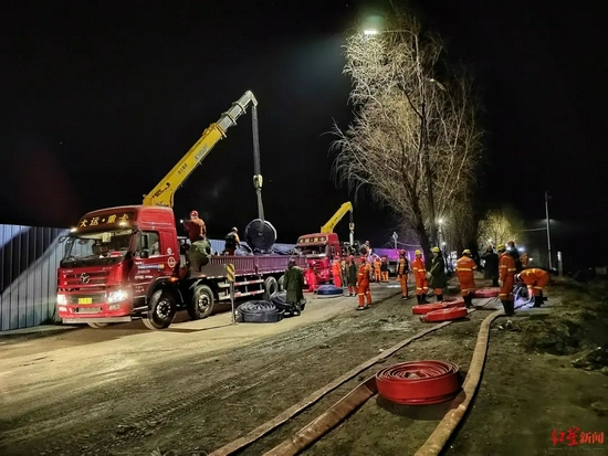 ▲救援结束后，大型机械在逐步撤离