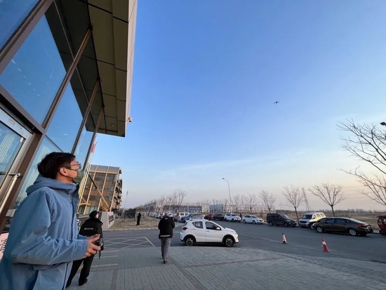 ▲摄像师用无人机拍摄