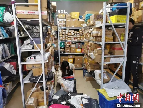 图为一快递驿站摆满了待取件。　韩章云　摄