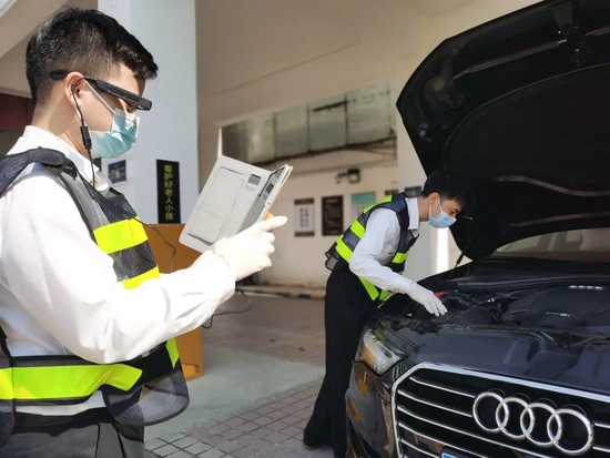 沙头角海关在中英街旅检车道开展5G智能单兵查验作业