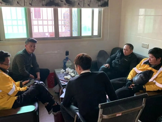 　在濠江区站点，站长正召集骑手开会，解释规章制度