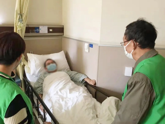 　疫情前，徐余宝和绿叶志愿者团队成员进病房看望病友