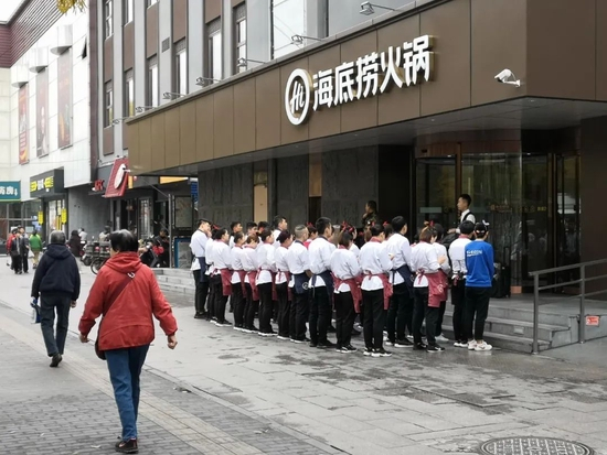 ▲ 海底捞员工开晨会。