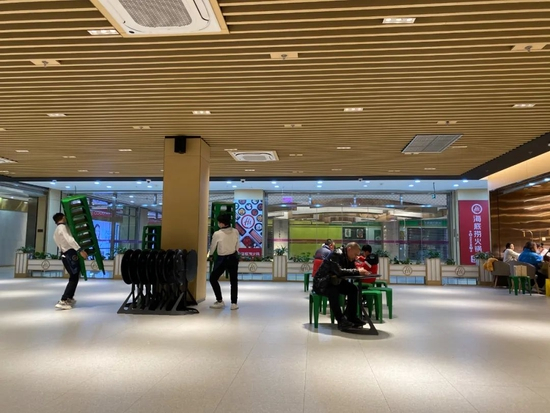 ▲ 时间还早，但店员们已经开始收拾桌椅。饶桐语 / 摄