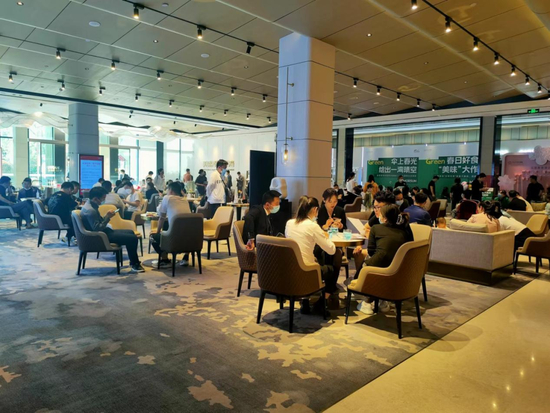 郑州市金水区某项目售楼处挤满了购房者。朱娟/摄