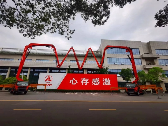 两辆三一重工的泵车做了一个手势 　　意思是“欢迎来访”