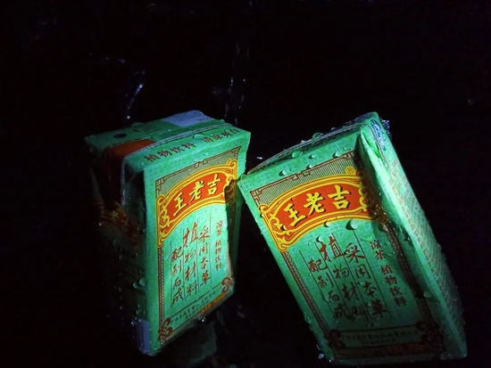 在元气森林等新式饮料兴起前，王老吉凉茶曾一度站稳饮料市场主要份额 