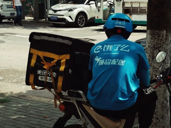 　外卖行业异军突起，遍地可见的各家骑手就是印证