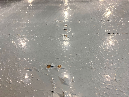 图片显示，该飞机的机身顶部似乎出现油漆剥落、开裂和起泡