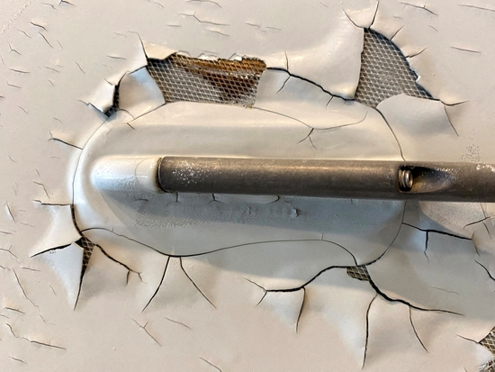 一张未注明日期的图片显示，卡塔尔航空公司空中客车A350飞机机身上的油漆剥落、开裂和暴露的膨胀铜箔（ECF）导致其被卡塔尔监管机构停飞