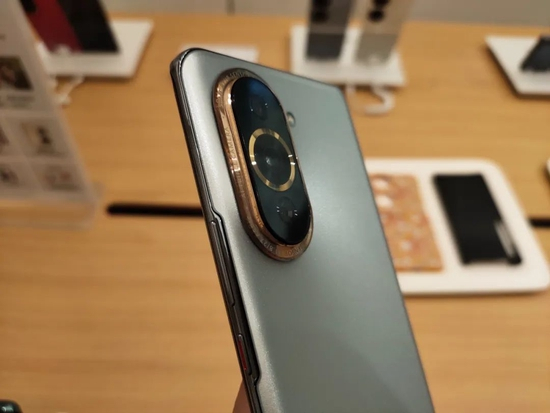 华为位于北京东三环某线下门店nova 10展示机图片来源：DoNews