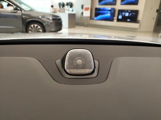 华为位于北京东三环某线下门店问界M5车内饰标有华为Logo图片来源：DoNews